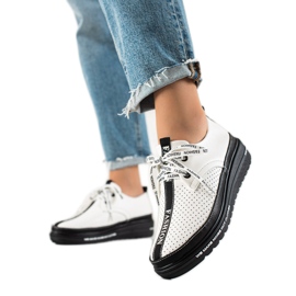 Brogues de couro na plataforma branco preto Brogues de couro na plataforma branco preto