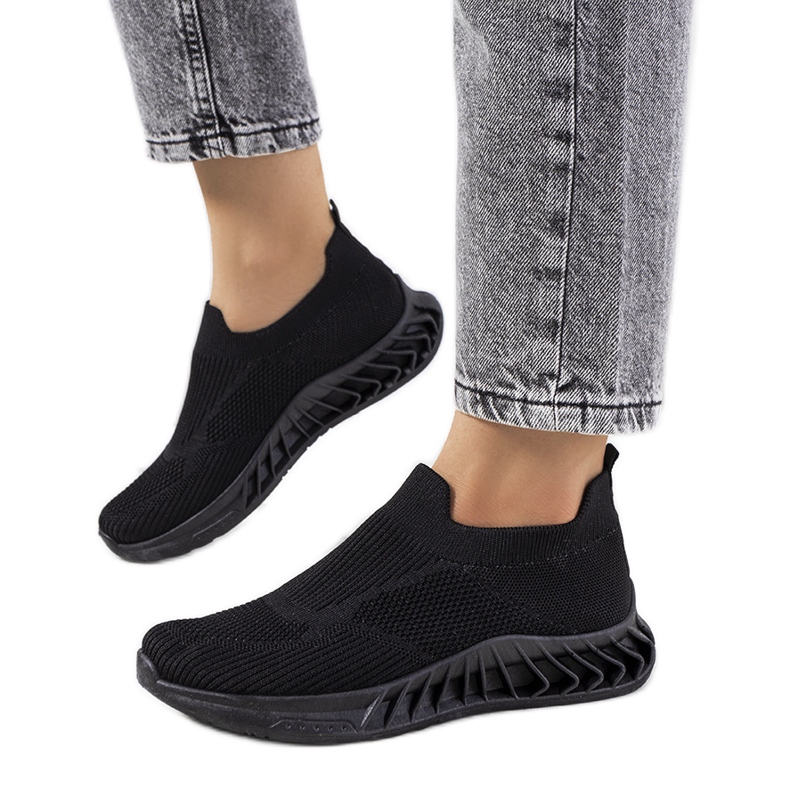 Os tênis pretos da Neda