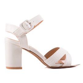 Encor Sandálias brancas em um bar branco Encor Sandálias brancas em um bar branco