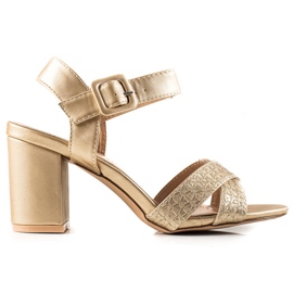 Encor Sandálias douradas em um bar dourado