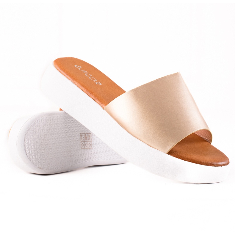 Encor Chinelos dourados na plataforma