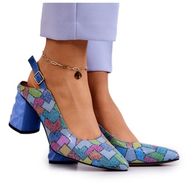 Bombas de couro em uma barra Maciejka 05427-06 multicolorida azul