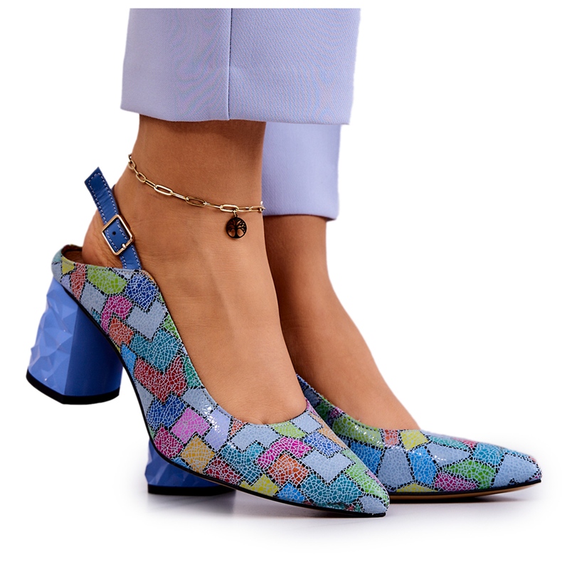 Bombas de couro em uma barra Maciejka 05427-06 multicolorida azul