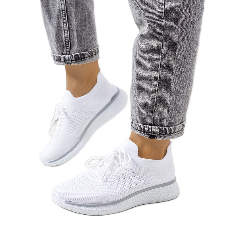 Os tênis esportivos brancos de Michael