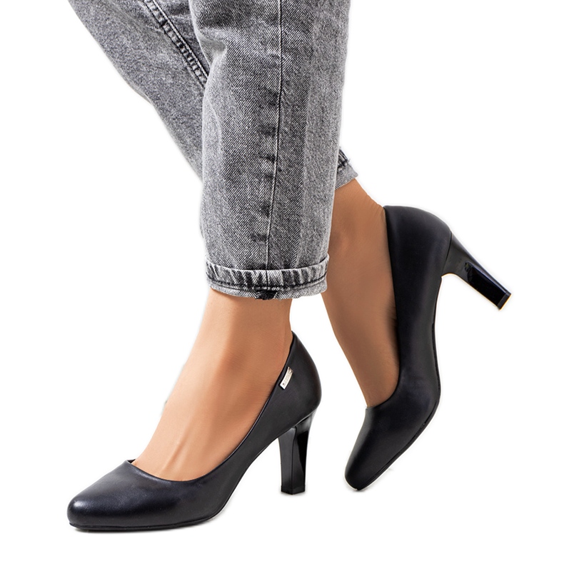 Sapatos pretos no calcanhar Giessen