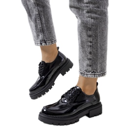 Sapatos pretos em uma sola de trator de Markus