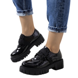 Sapatos pretos em uma sola de trator por Vellem