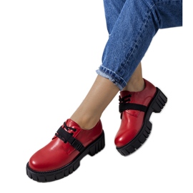 Sapatos vermelhos em uma sola de trator Marike