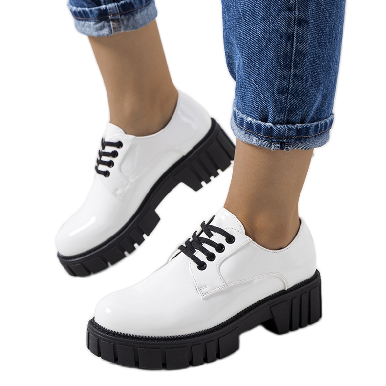 Sapatos lacados brancos da Eileen