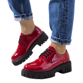 Sapatos lacados vermelhos da Eileen