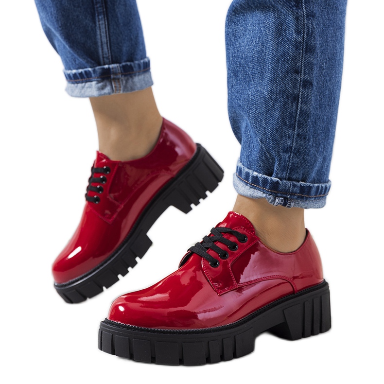 Sapatos lacados vermelhos da Eileen