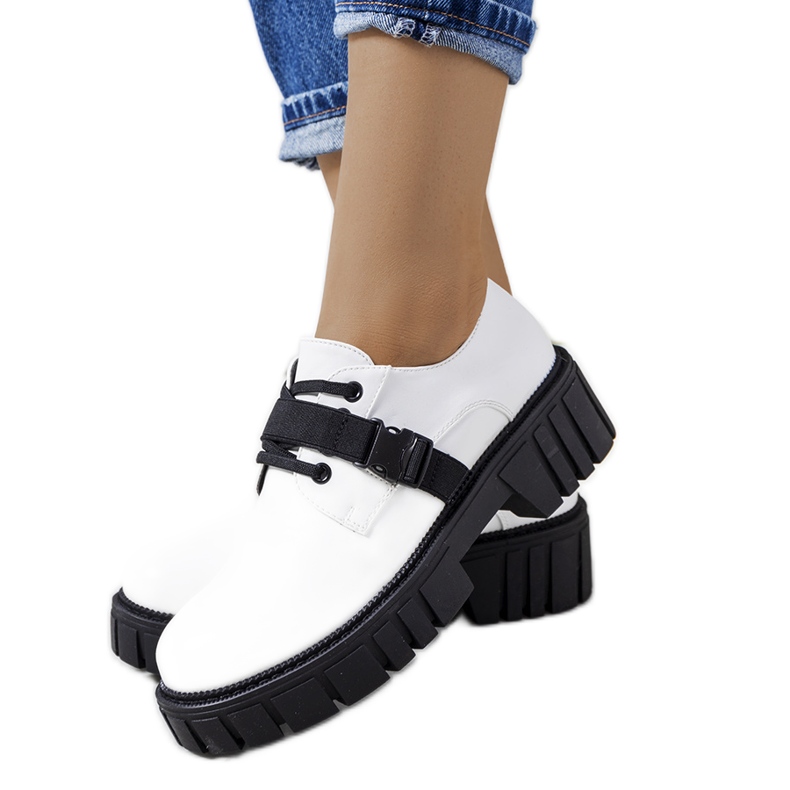 Sapatos brancos em uma sola de trator Marike