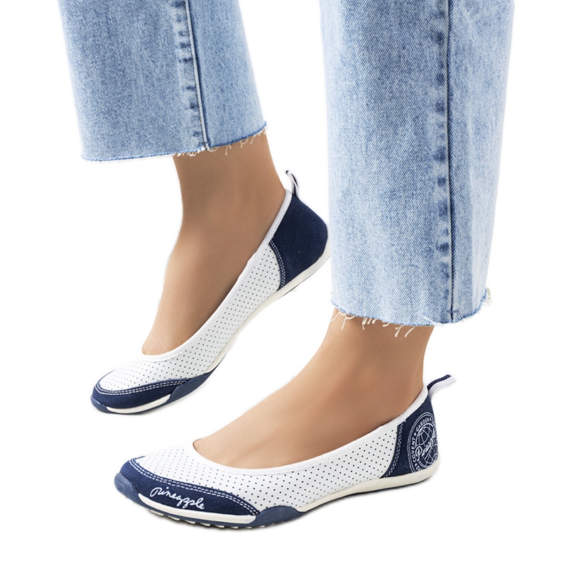 Bailarinas de couro branco vazado Wascana azul marinho