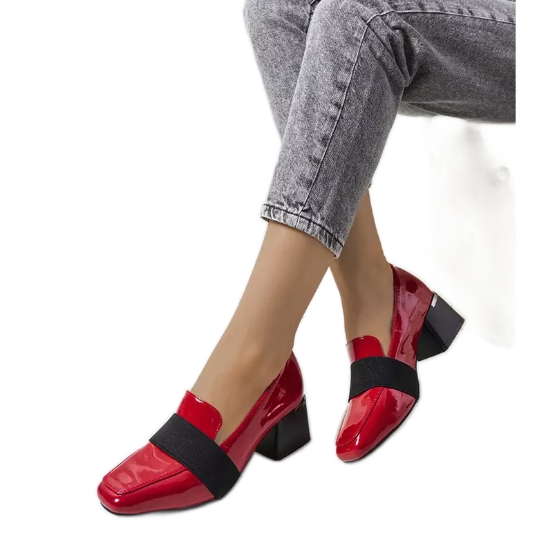 Sapatos lacados vermelhos no poste de Tammy