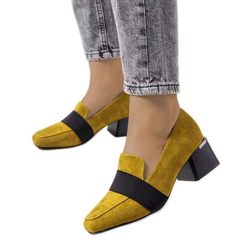 Brogues amarelos no posto Arden preto