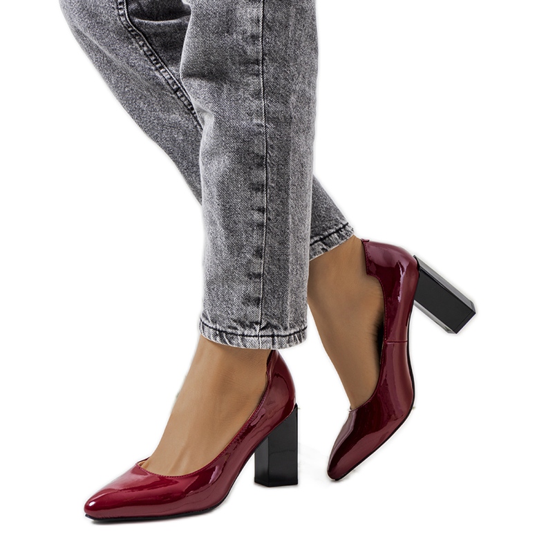 Bombas de laca vermelha no posto Shannen vermelho multicolorido