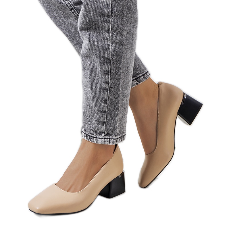 Bombas de couro bege no poste Vasila