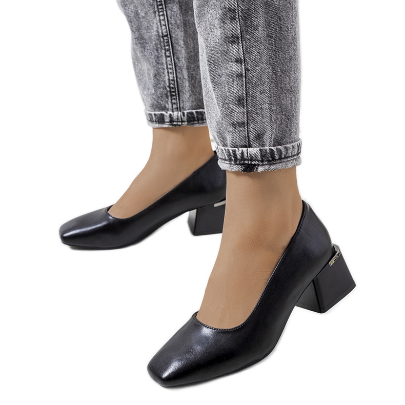 Sapatos de couro preto no poste Vasila