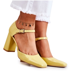 PG1 Bombas lacadas da moda em uma barra amarela maoris amarelo PG1 Bombas lacadas da moda em uma barra amarela maoris amarelo