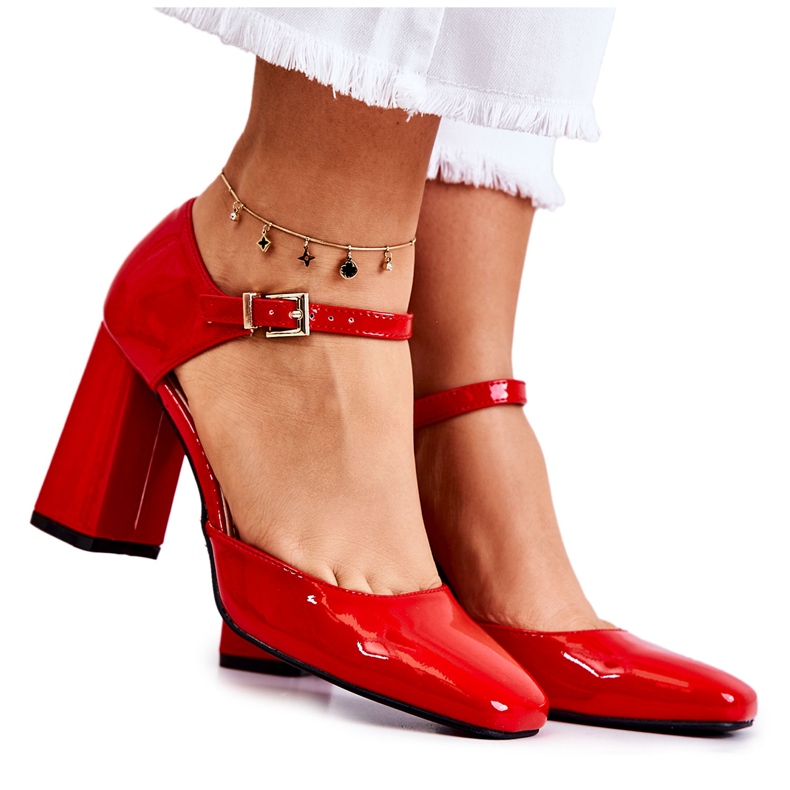 PG1 Bombas lacadas da moda em uma barra vermelha maoris vermelho