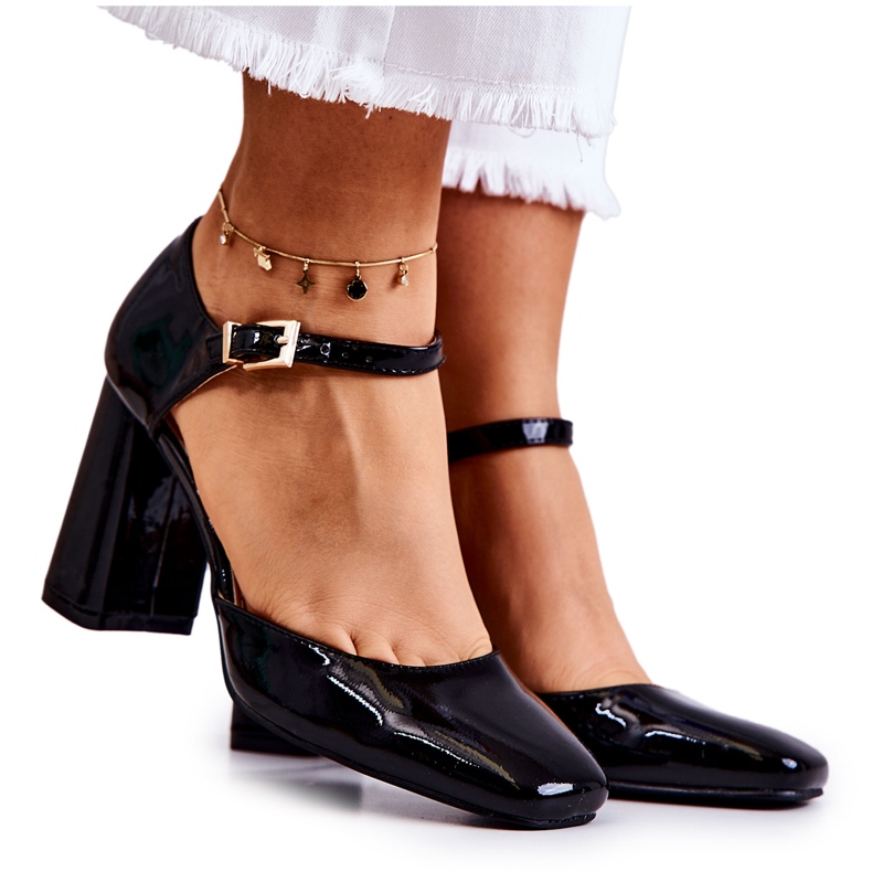 PG1 Bombas lacadas da moda em uma barra preta maoris preto