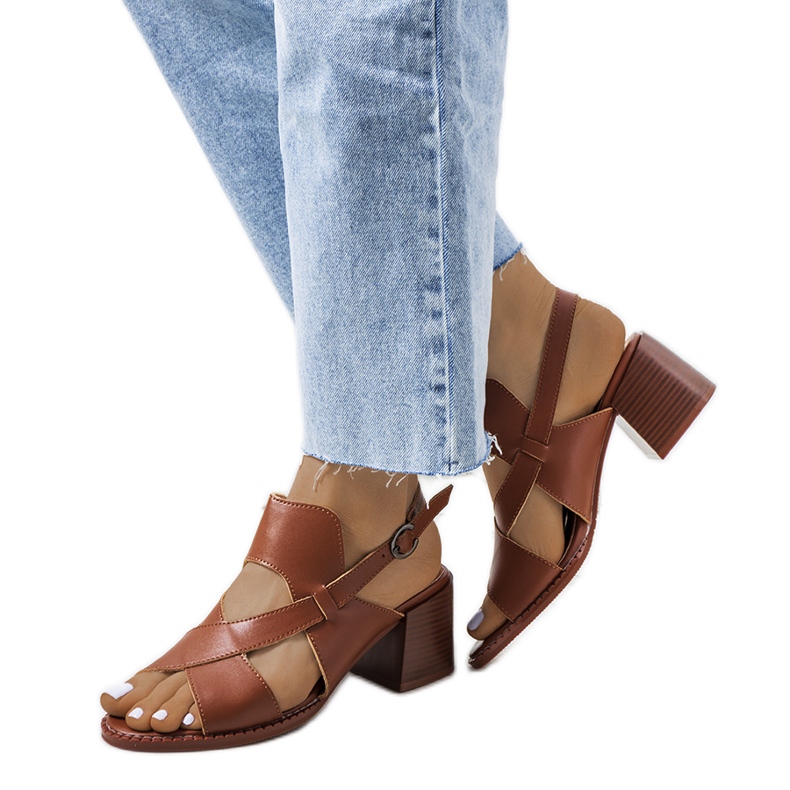 Sandálias de couro marrom no poste Destina castanho