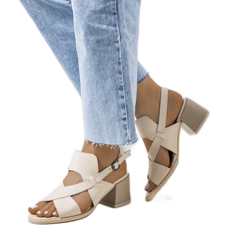 Sandálias de couro bege no poste Destina