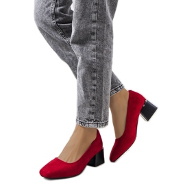 Bombas vermelhas no post Bloor vermelho