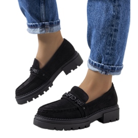 Mocassins pretos em uma sola de trator da Gosens