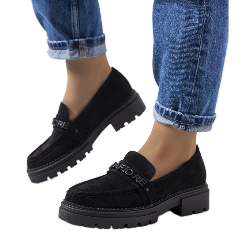 Mocassins pretos em uma sola de trator da Gosens