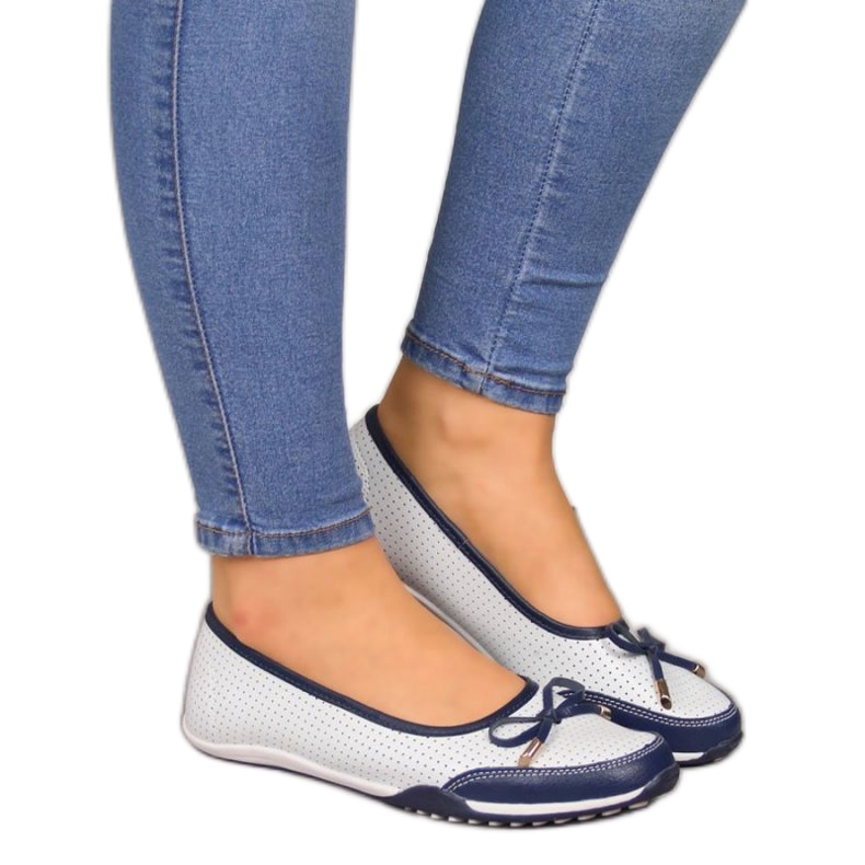 Bailarinas femininas de couro branco a céu aberto eVento