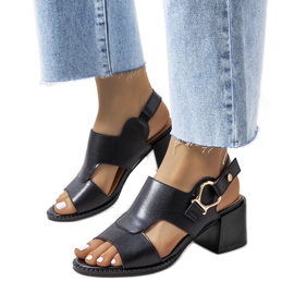 BM Sandálias pretas no poste Lamia preto