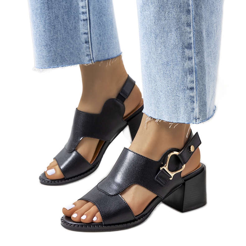 BM Sandálias pretas no poste Lamia preto