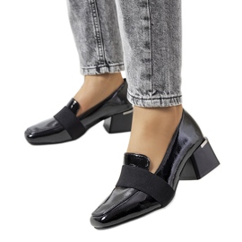 Sapatos lacados pretos no poste Tammy