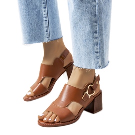 Sandálias marrons no poste Lamia castanho