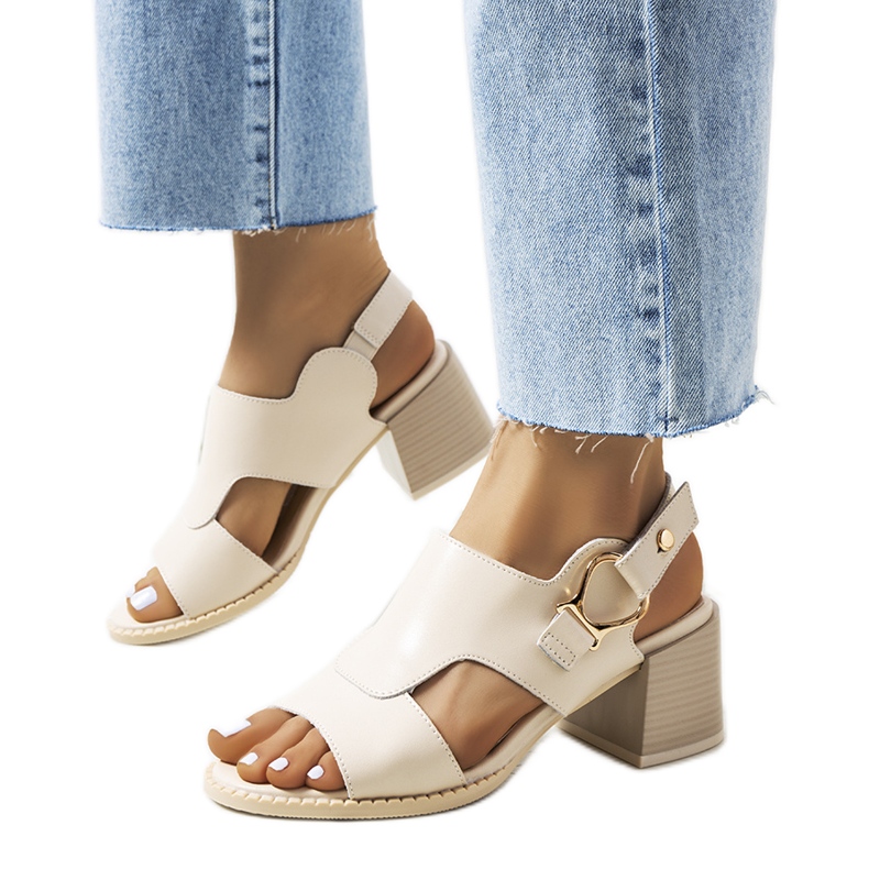 Sandálias bege no poste Lamia Sandálias bege no poste Lamia