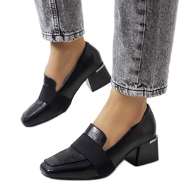 Brogues pretos no posto de Thoma