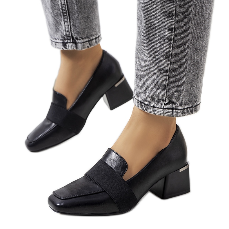 Brogues pretos no posto de Thoma