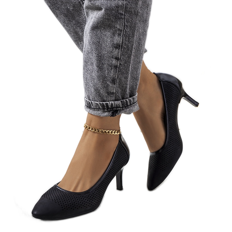 Bombas pretas a céu aberto em um salto agulha Carling preto