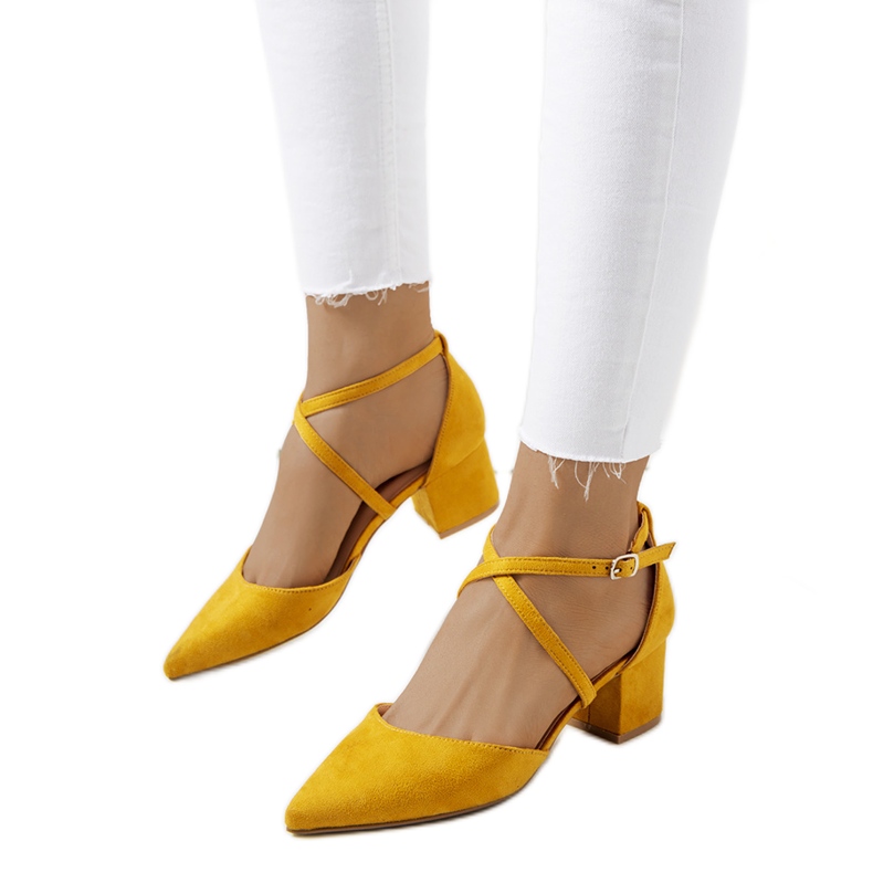 Bombas amarelas no posto Terra amarelo