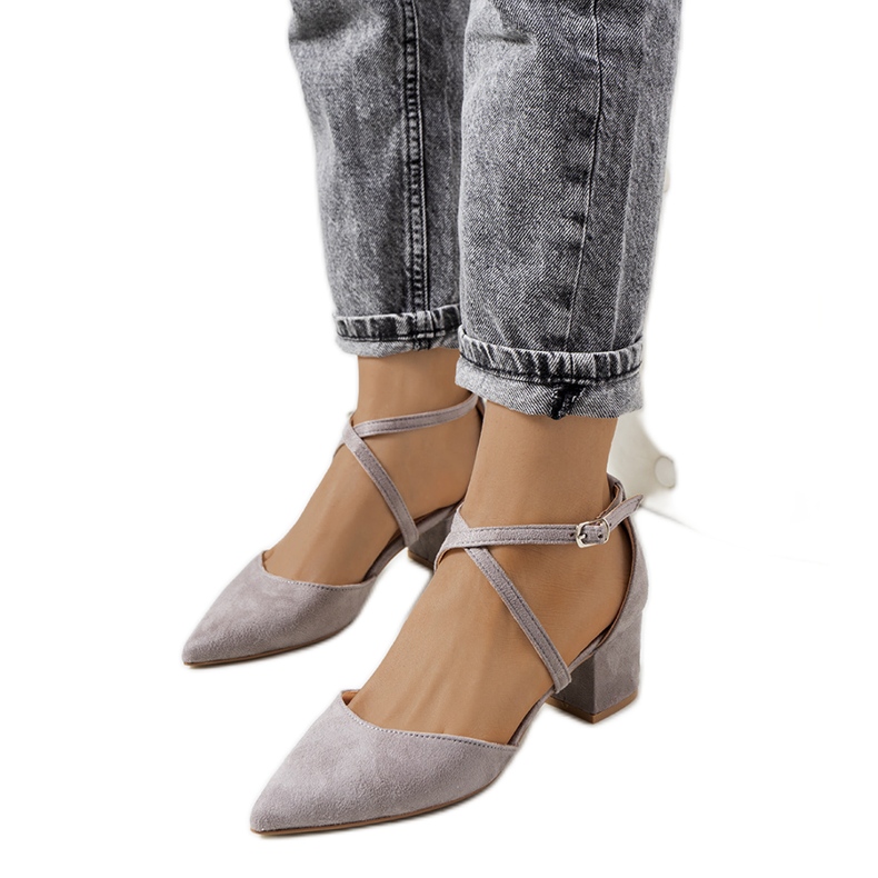 Bombas cinzentas no posto Terra cinza