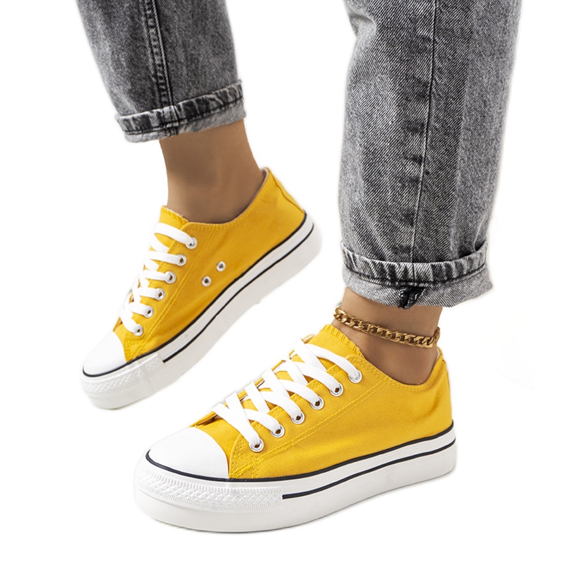 Tênis amarelo na plataforma Wessel