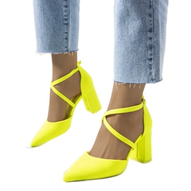 Bombas amarelas neon no poste Hassing amarelo