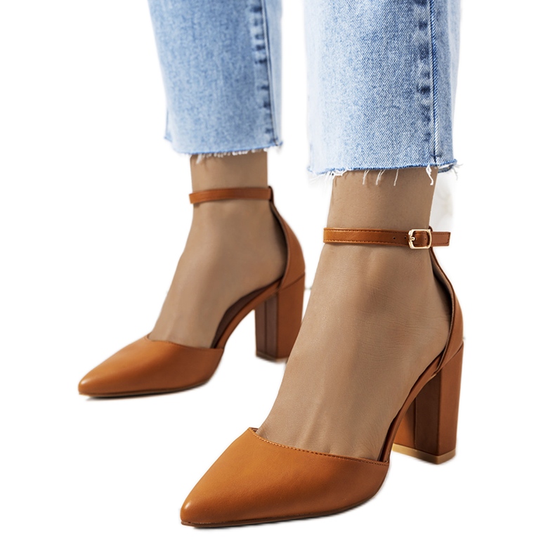 Bombas de camelo no posto Jorine castanho