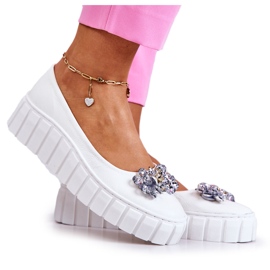 PA2 Bailarinas de couro em uma plataforma com um ornamento de ladette branco