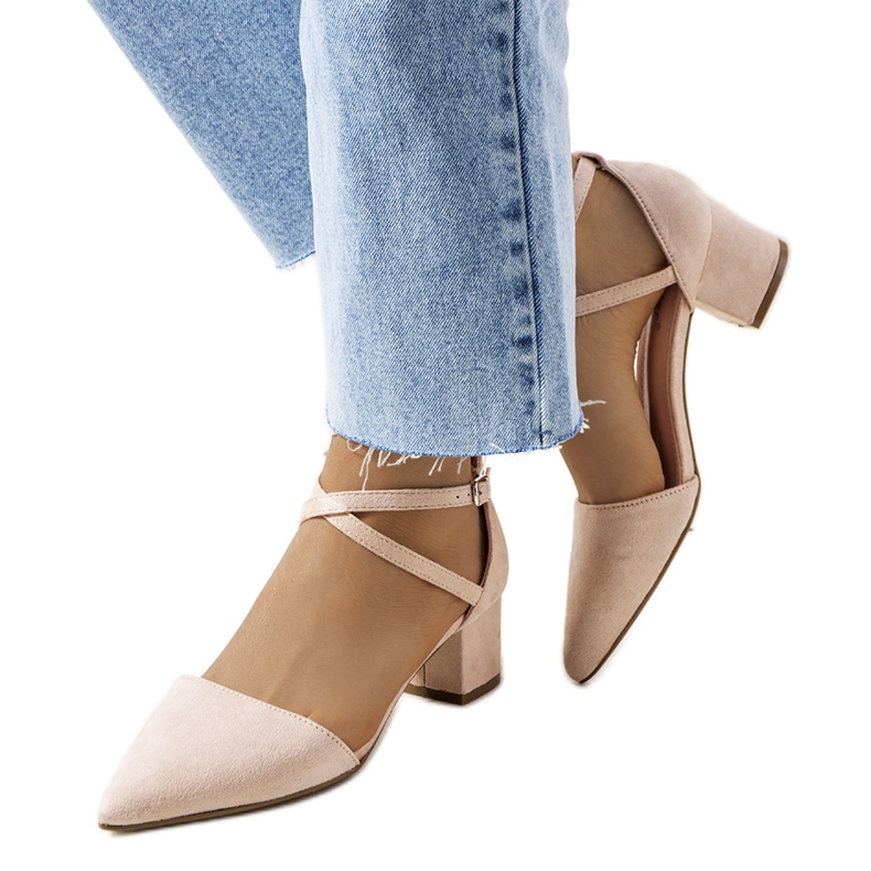 Bombas bege no posto Hyde