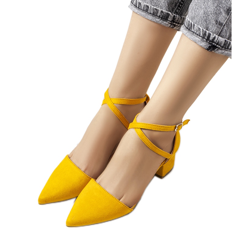 Bombas amarelas no posto Hyde amarelo