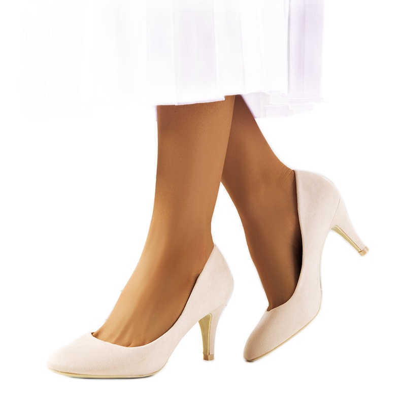 Bombas bege em um salto Maron