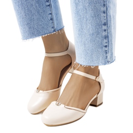 Bombas bege em um post baixo Lynden