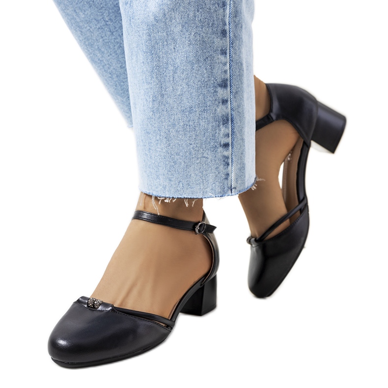 Bombas pretas em um post baixo de Lynden preto